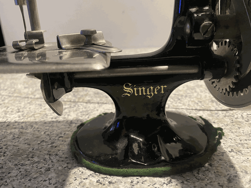 RARE SINGER 20(?) Miniature Child Toy Sewing Machine -older model, script minty - Picture 4 of 10