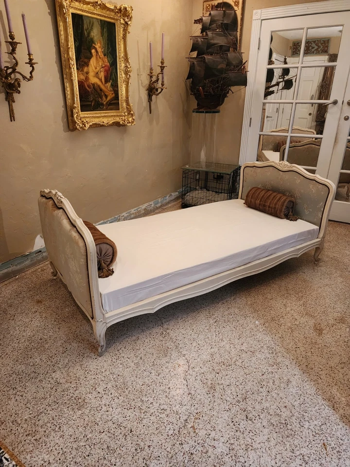 Sofá cama francés (chaise largo) alrededor de 1860 tallado a mano floral, pergaminos, marfil. Foto 3 de 4