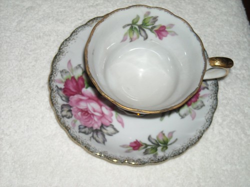Vintage Tea Cup And Saucer, Floral Design, Gold Rim, Unmarked, Good Condition. - Picture 6 of 6