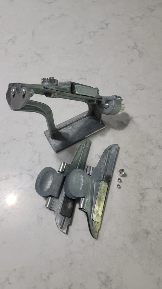 Bitzenburger Dial-O-Fletch Fletchmaster Jig with Right And Left Clamps - Image 3 of 4