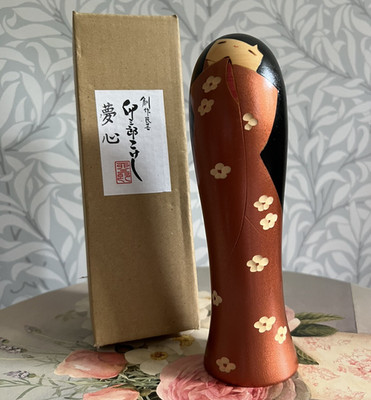 Usaburo Okamoto japanische Kokeshi große Kupfer Holzpuppe Figur Blume & BOX
