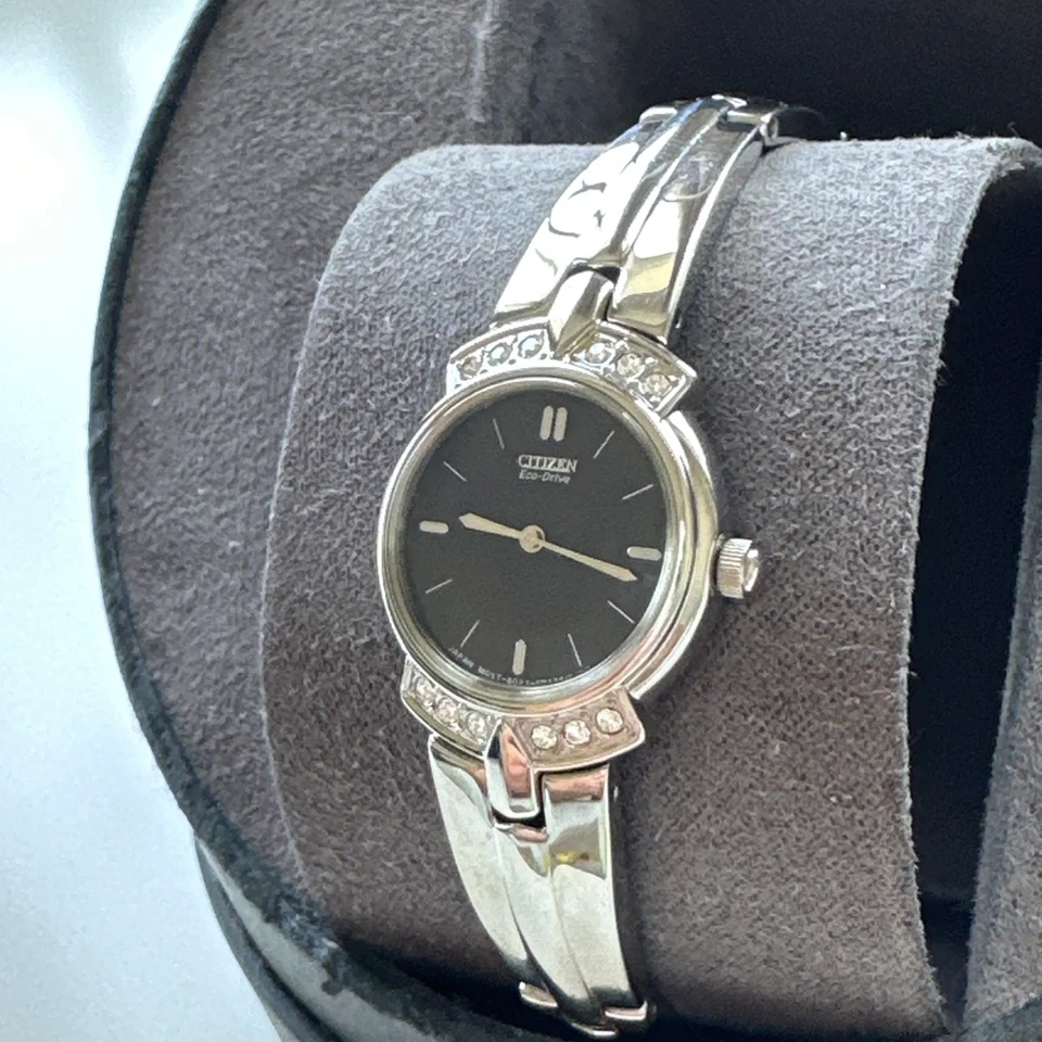 Brazalete analógico con silueta de acero inoxidable Citizens Eco Drive para dama esfera negra Foto 2 de 4