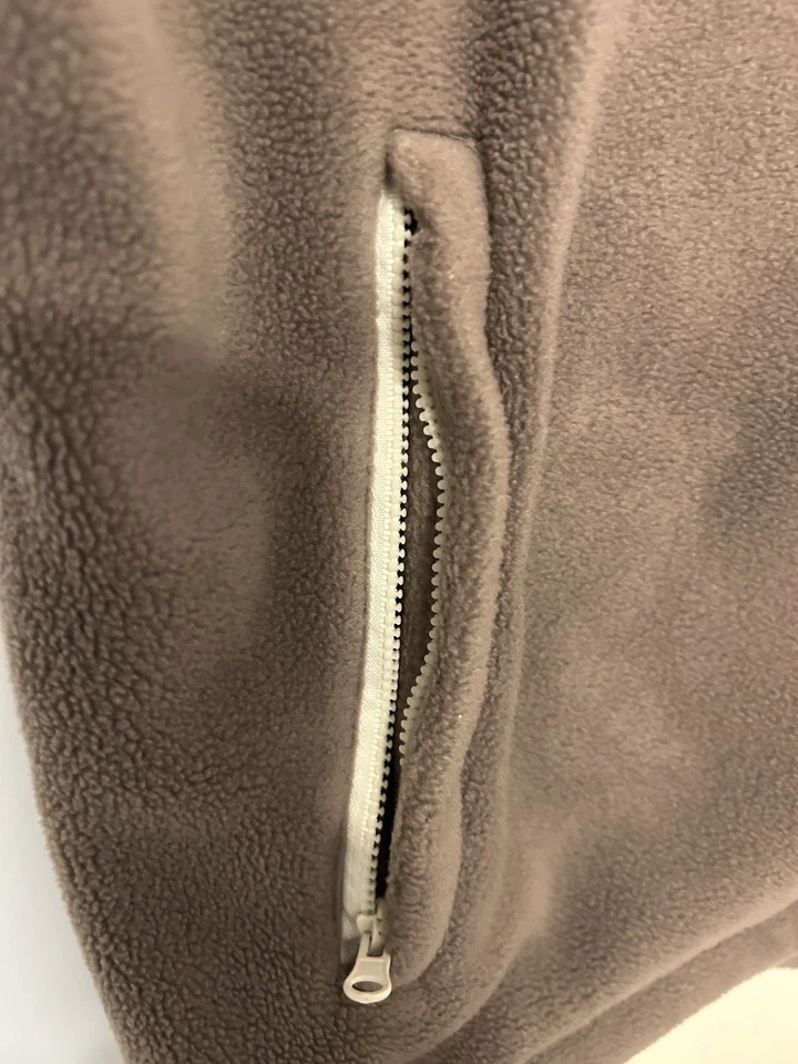 Chaleco Ivy Crew Para Hombre Polar con Cremallera Talla XL Caqui Azul Marino Borde Beige con Bolsillos Foto 2 de 4