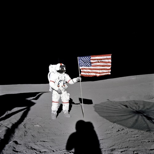Photo Nasa - Apollo 14 - Alan Shepard plante le drapeau des Etats Unis US - 第 1/1 張圖片