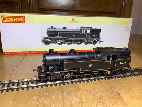 Hornby R2913 BR schwarz frühes Emblem 2-6-4 Thompson L1 Tanklok 67772 | Zustand: New