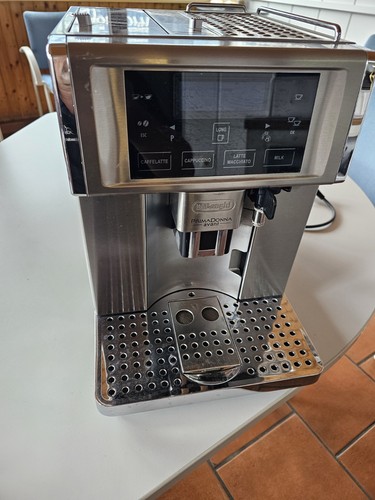 Machine à Café De'Longhi PrimaDonna ESAM6700 – Fully Auto, écran Dispo (carénage Avant Présent, Réservoir Lait Manquant)