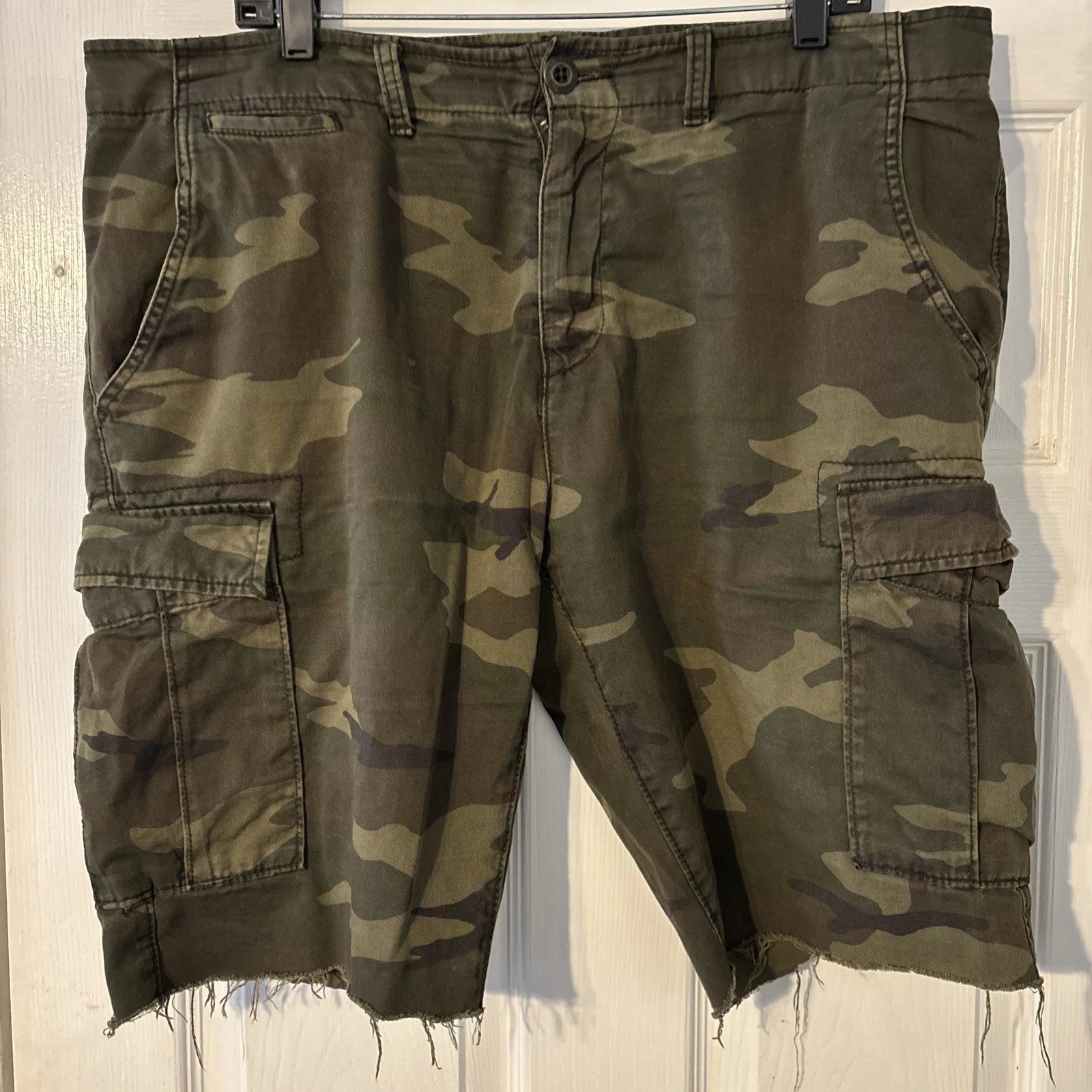 American Eagle Camo Cutoff Cargo Shorts Men’s Size 36 Slim Straight