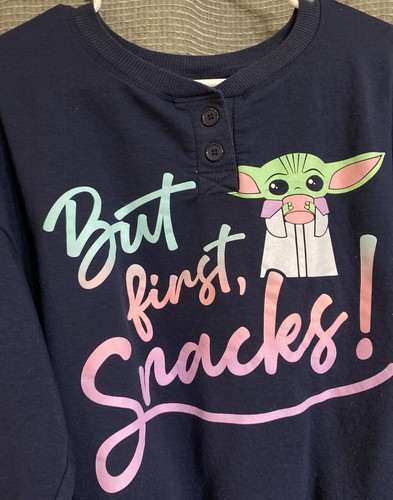 Disney Star Wars Mandalorian Baby Yoda Grogu Large Sweatshirt But First Snacks - Picture 2 of 5