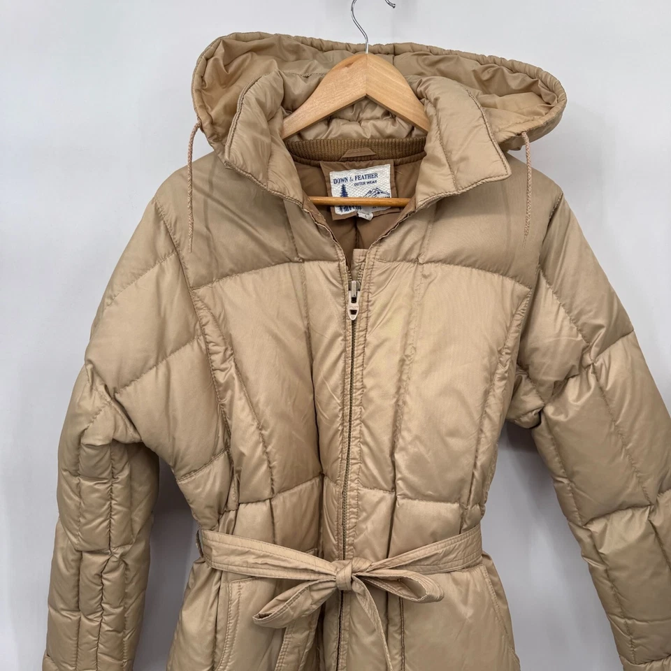 Chaqueta de plumón y plumas vintage para mujer grande bronceada acolchada nailon capucha cinturón Foto 2 de 4