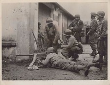 WW2 US Army 1944 Soldiers urban military operation WWII 10x8 Original Photo