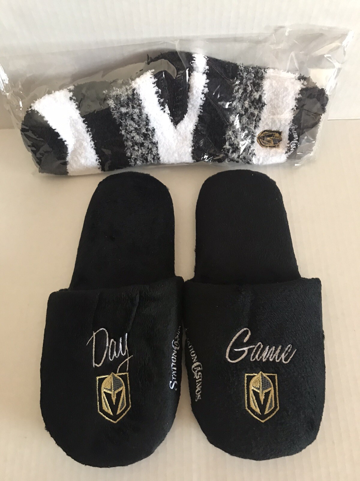 PANTOFOLA D’ORO Coppia di pantofole e calzini fuzzy unisex Gol Knights Station casinò taglia S M (NUOVI)