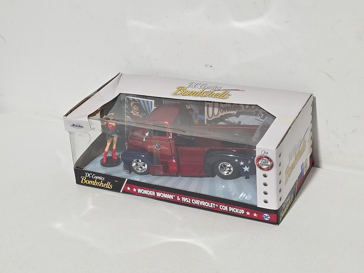 3個　DC Comics Bombshells 1952 Chevrolet DC Comics Bombshells Wonder Woman Figure & 1952 Chevy Coe Pickup