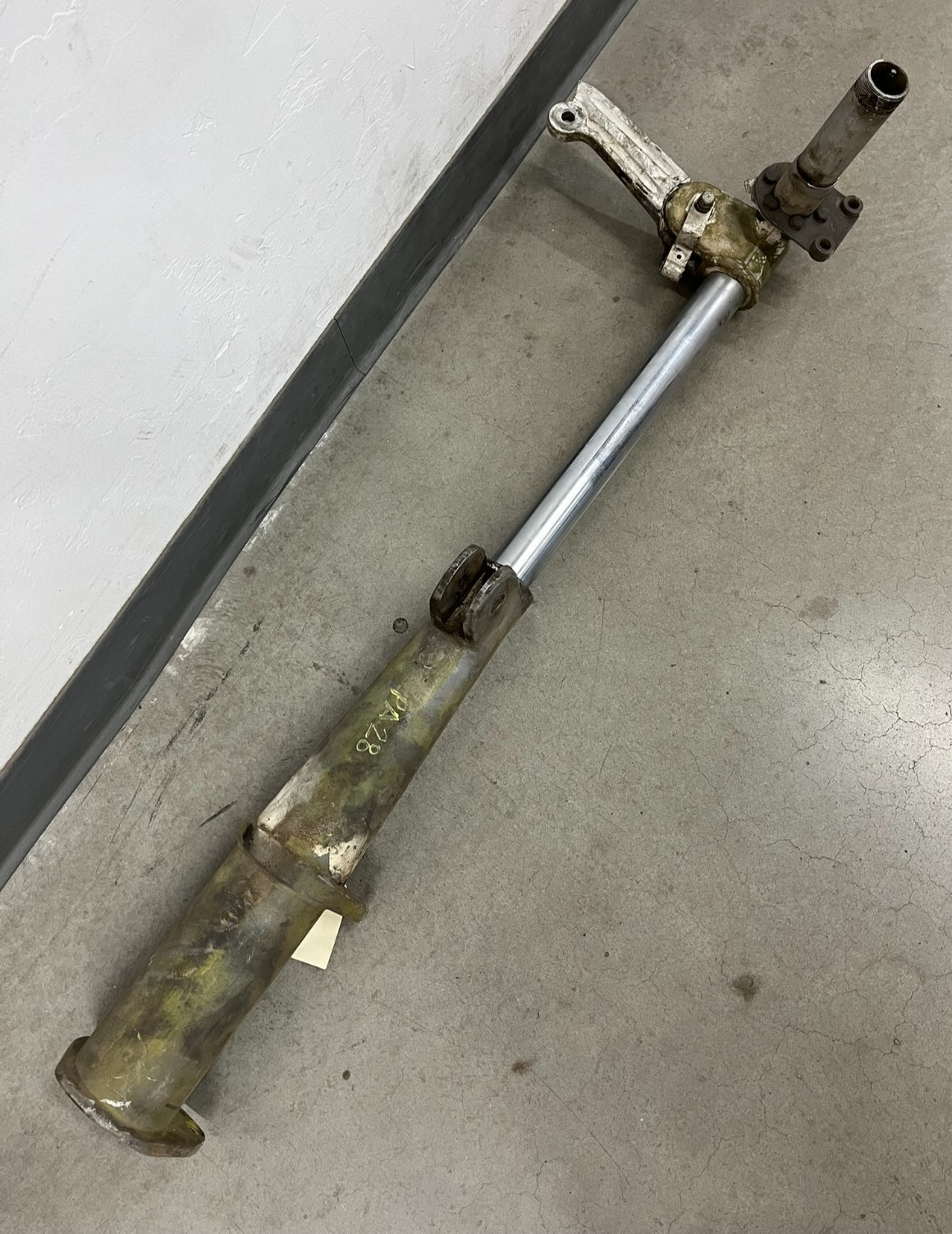 PIPER PA-28 MAIN LANDING GEAR LEG STRUT CYLINDER AXLE 63305-4 AIRCRAFT