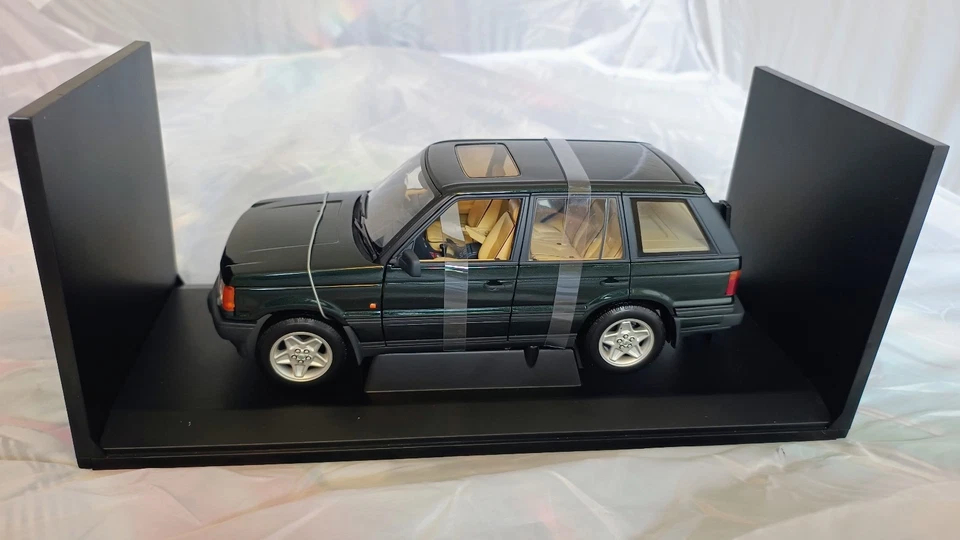Autoart 1/18 Off-Road Division 70011 Range Rover 4.6 HSE-RH Drive Met Green. - Image 4 of 4
