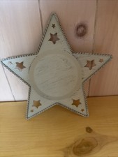Prymitywny blaszany świecznik w kształcie gwiazdy w gospodarstwie z wycięciami gwiazd, 9"