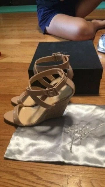 Cuña de corcho de charol Giuseppe Zanotti. Super cómodo. EU39, $625 Foto 3 de 4