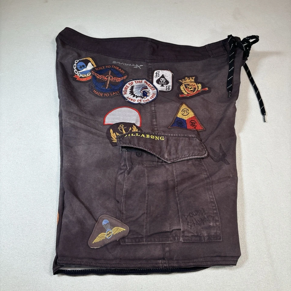 Boardshorts Y2K BILLABONG Platino Talla 36 Native Chief Calavera Natación Surf Rata Parche Foto 3 de 4