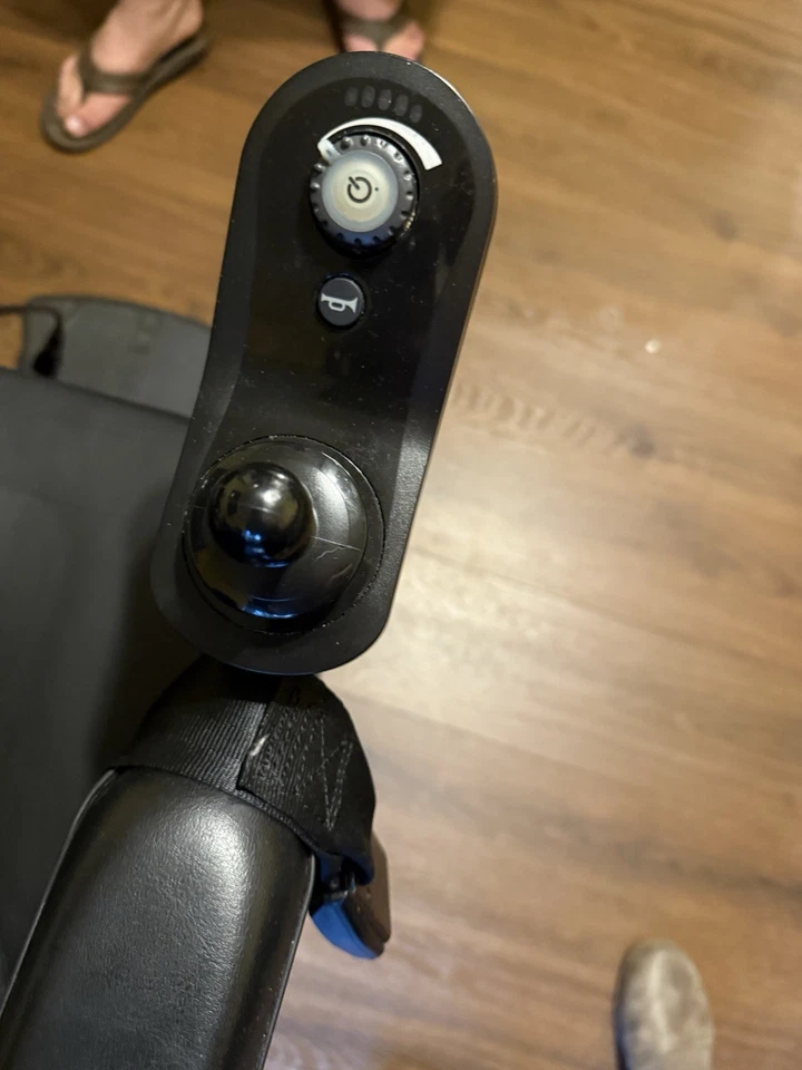 Silla de ruedas eléctrica con mando joystick y cargador Foto 3 de 4