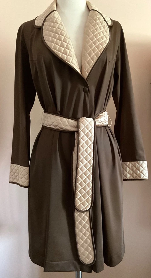 VINTAGE VANITY FAIR IRREG. Roupão de náilon marrom cacau tamanho 14 com acabamento acolchoado dourado década de 1970 - Imagem 2 de 4