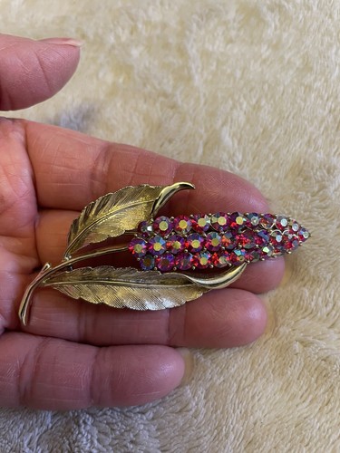 Vintage Sarah Conventry Brooch Gold toned leves with pink borealis rhinestones - Picture 2 of 3