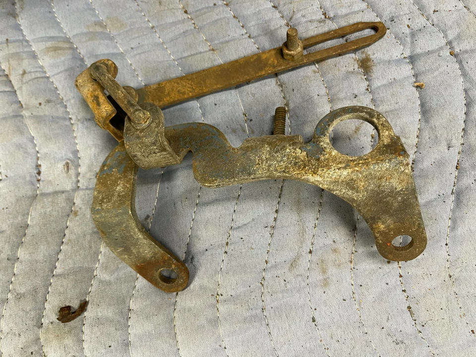 Dodge Charger 440 383 1972 soporte de cable de acelerador de bloque grande Cuda fotos de stock 71 Foto 3 de 4