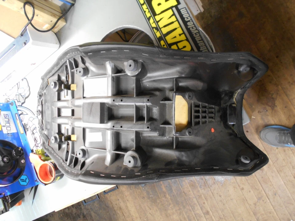 Оригинальное пассажирское сиденье для водителя Triumph Tiger 1050 2007-2012 годов выпуска 2300669 - Изображение 3 из 4