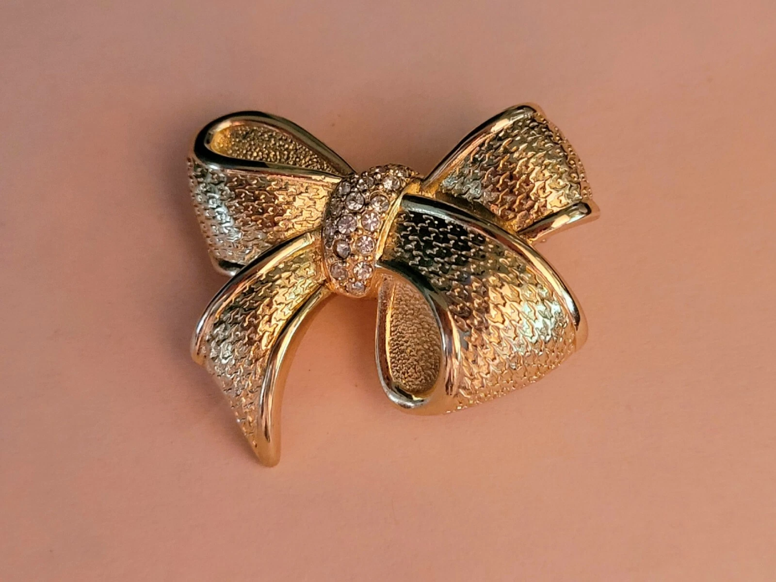CHRISTIAN DIOR ~ Adorable broche noeud vintage texturée plaque dorée et cristaux