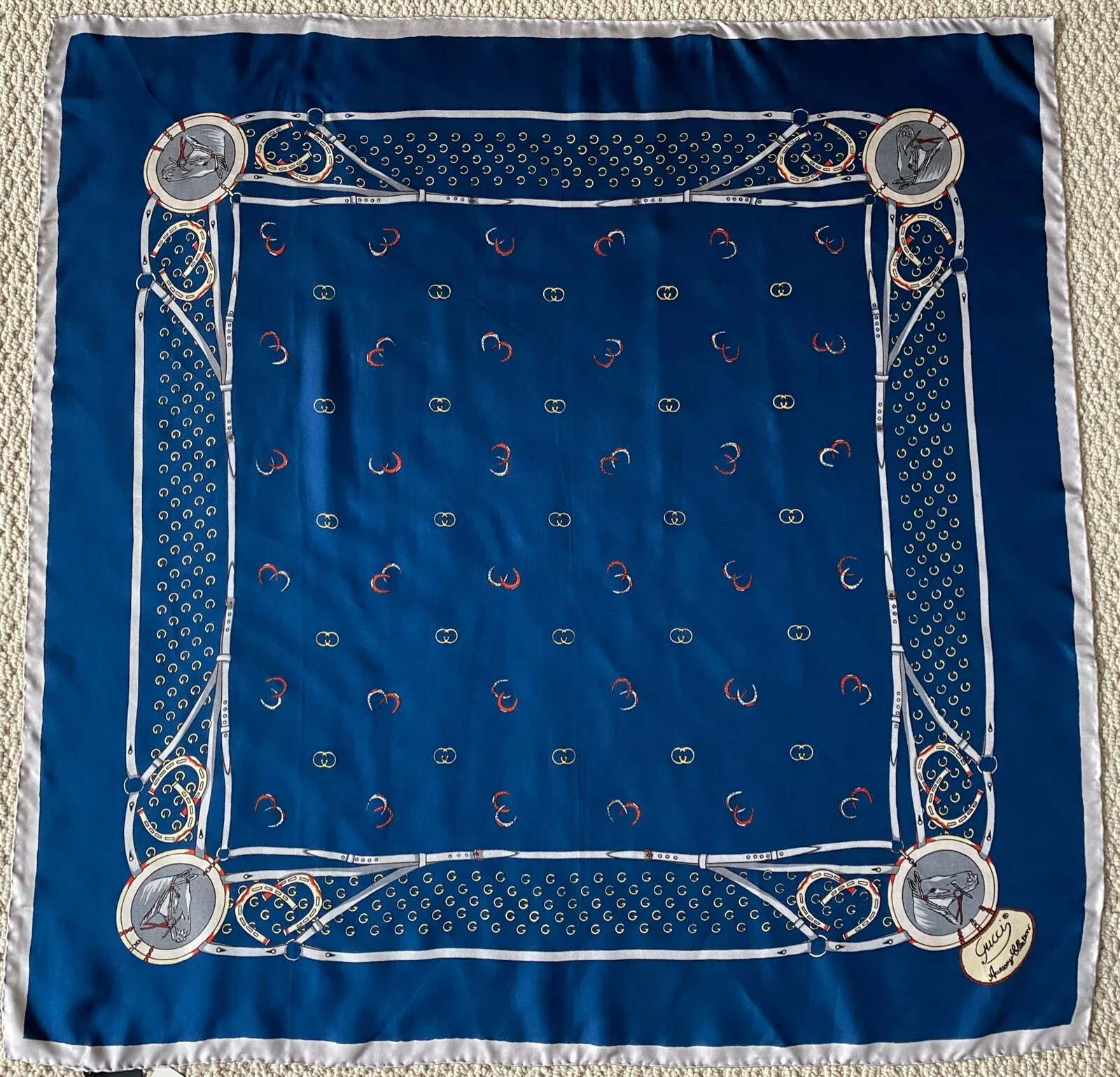 Neuf avec étiquettes logo bleu Gucci étrier cheval équestre chaussure soie grande écharpe carrée