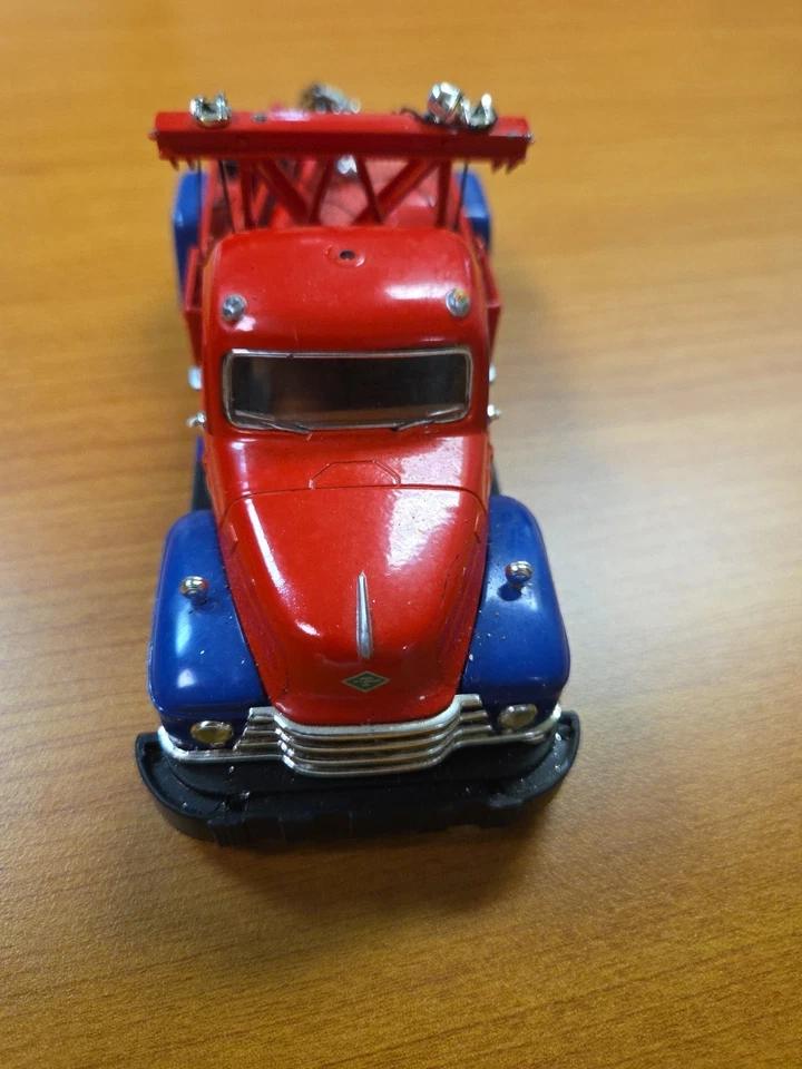 Camión de remolque First Gear 1955 Diamond T Mobilgas rojo y azul escala 1:34 camión fundido a presión Foto 2 de 4