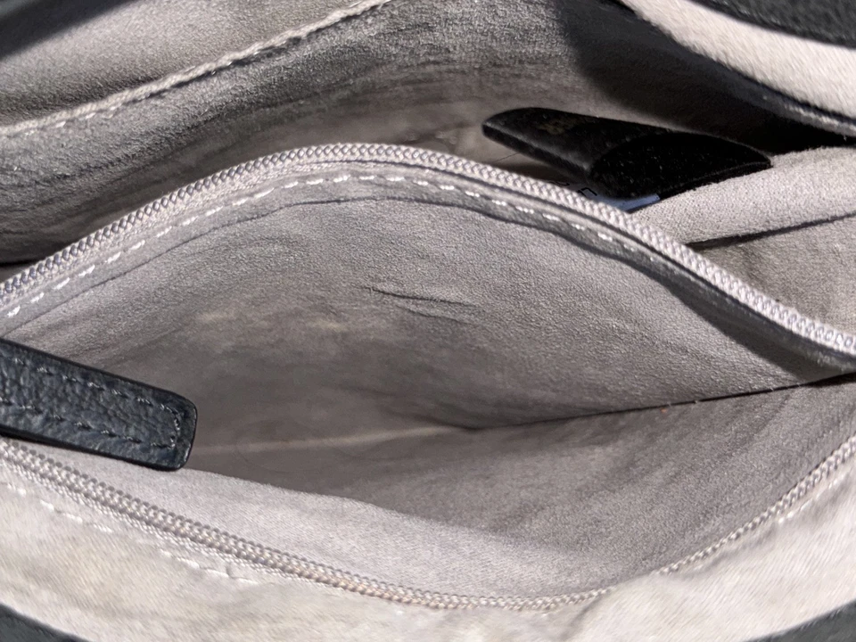 Bolso cubo de cuero Vince Camuto cuero negro/gamuza oro anillo asas o Xbody  Foto 3 de 4