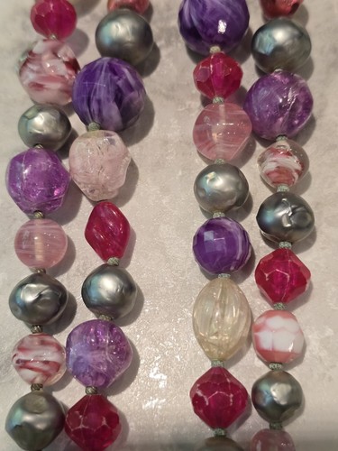 SOMBRERO CARNEGIE FIRMADO DE COLECCIÓN DOBLE HEBRA DE CUENTAS DE COLORES CON GRANDES DIAMANTES DE IMITACIÓN - Imagen 22 de 23