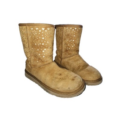UGG  Flora Perf Boots S/N 1010287  Size 7 Pre-owned As Is 