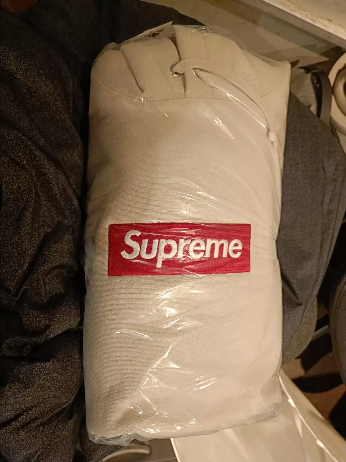 Sweat à capuche crème logo Supreme Box (FW24)   Taille XL à la main
