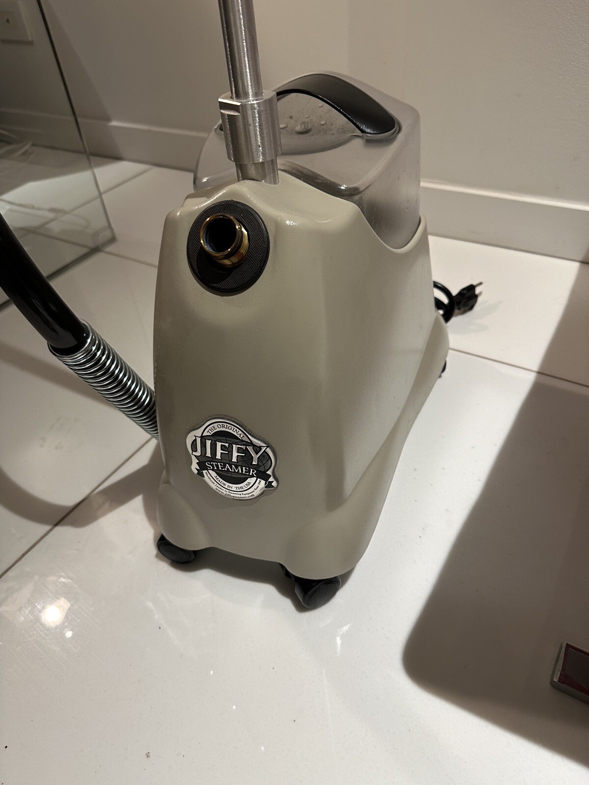 J2000 Jiffy Garment Steamer. Used 4 Times. Excellent, Unblemished