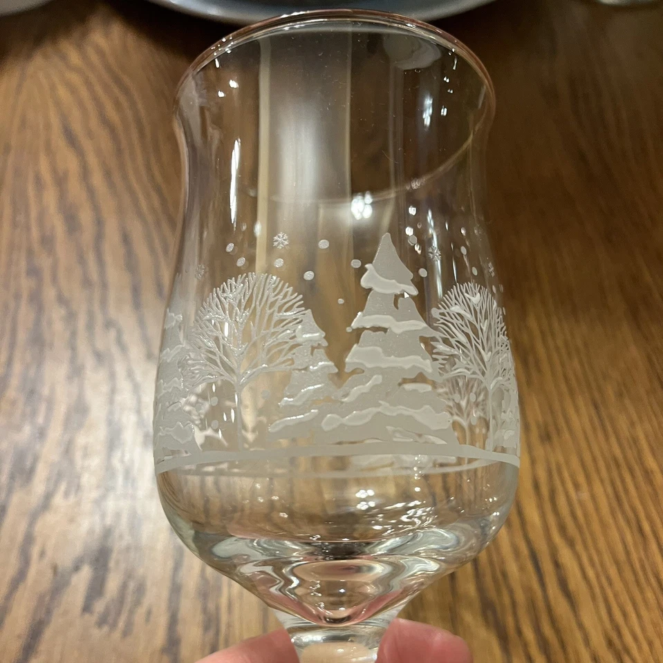 WINTER WONDERLAND Copa de Vino Tulipán Árboles Esmerilados Borde Dorado Arby's Navidad Foto 2 de 4