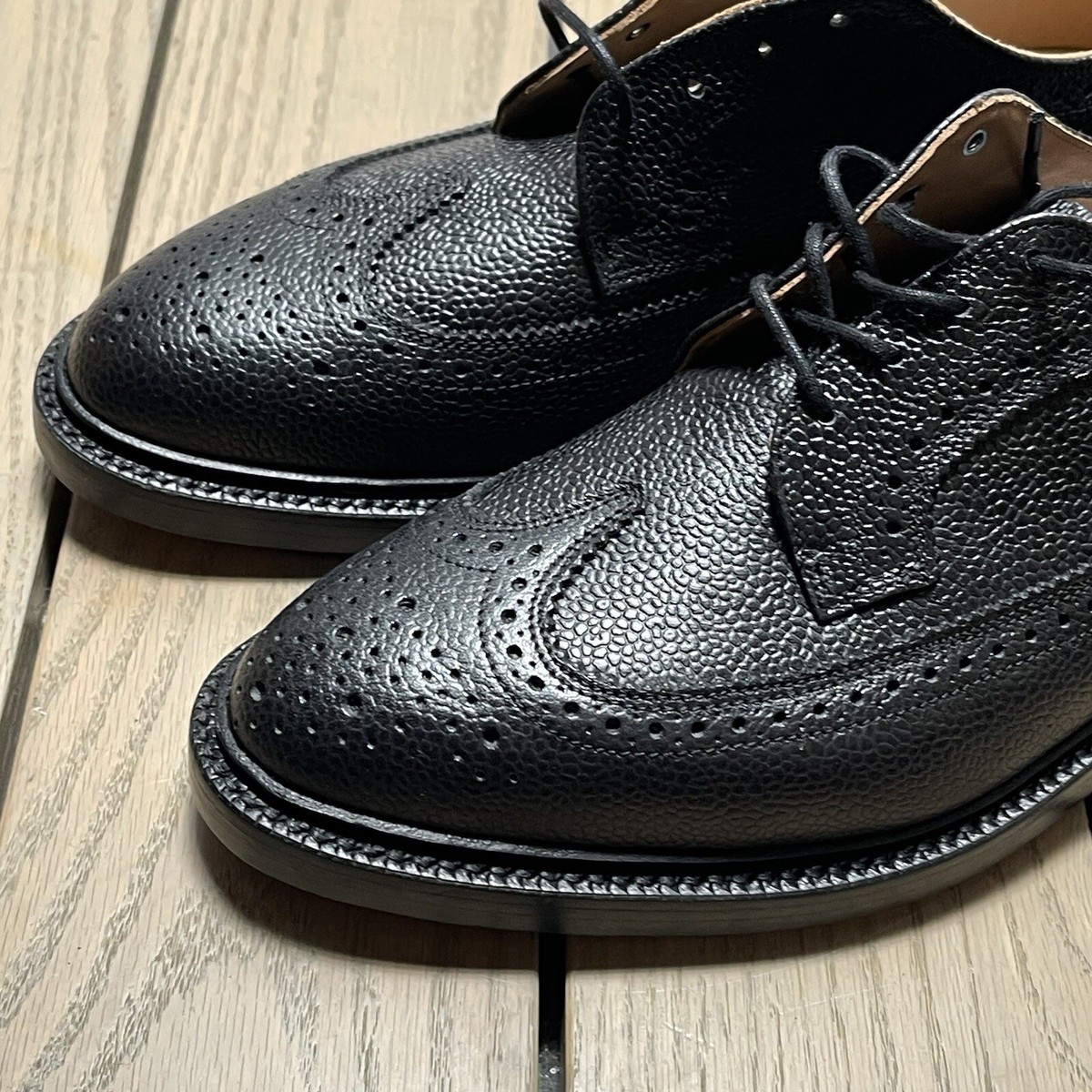 1100$ Thom Browne Grain Textured Longwing Black Brogues  display picture 1