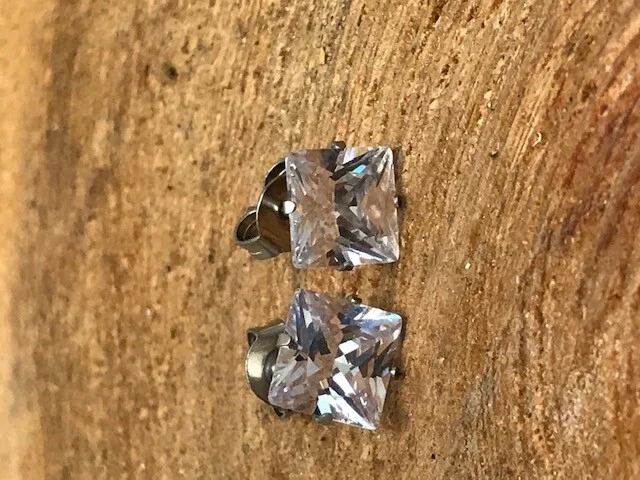 一双不锈钢低过敏性方形耳钉 7 毫米 — 第 2/4 张图片