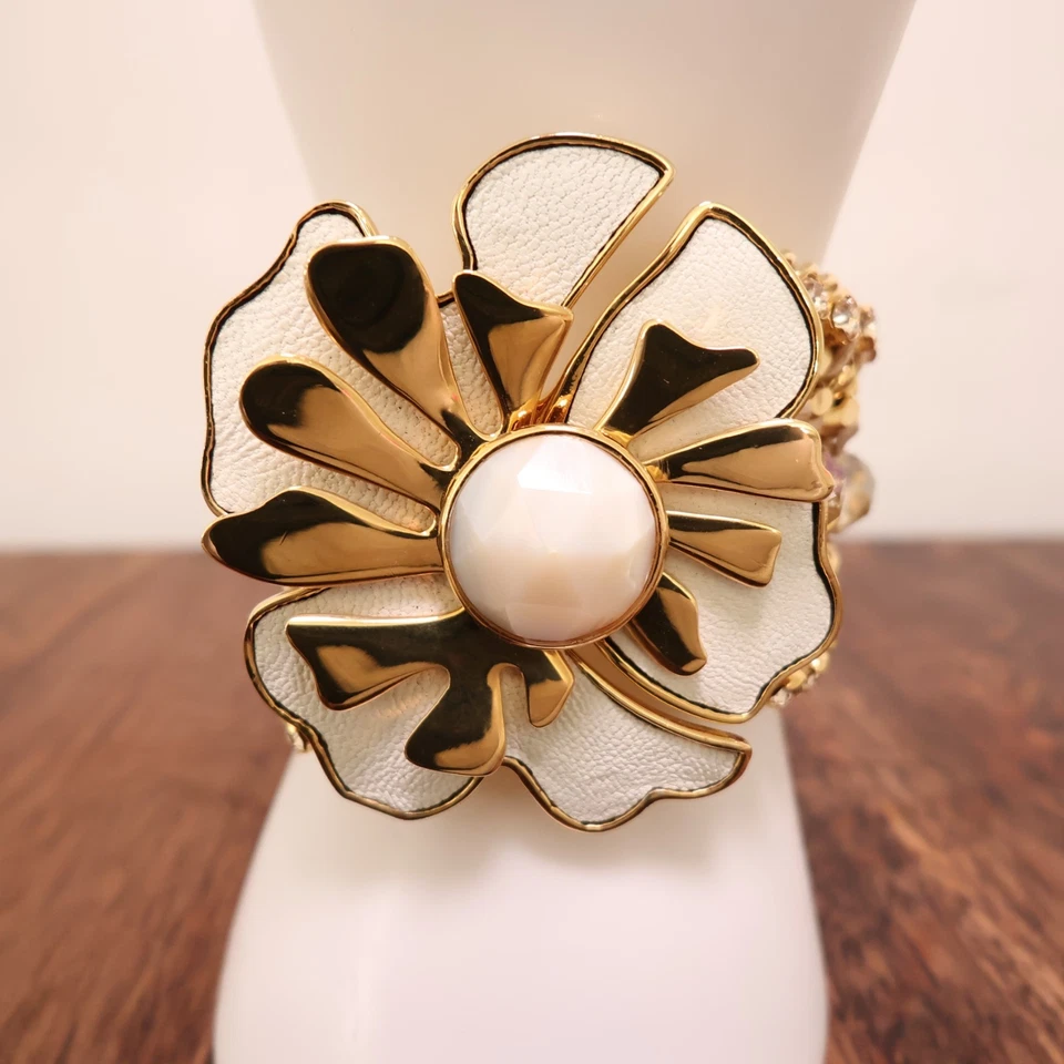 Pulsera Henri Bendel Puño Suave Hibisco Cuero Tejido Firmado Magnético Dorado Foto 2 de 4