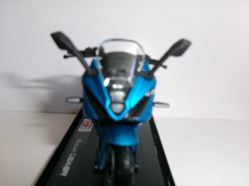 SUZUKI - GSX - 8R  2024  BLAU  1:18 MAISTO - Bild 3 von 4