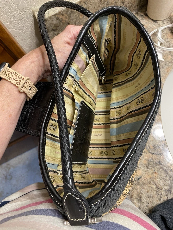 Cartera de mano Brighton tejida beige y negra de paja y cuero Foto 3 de 4