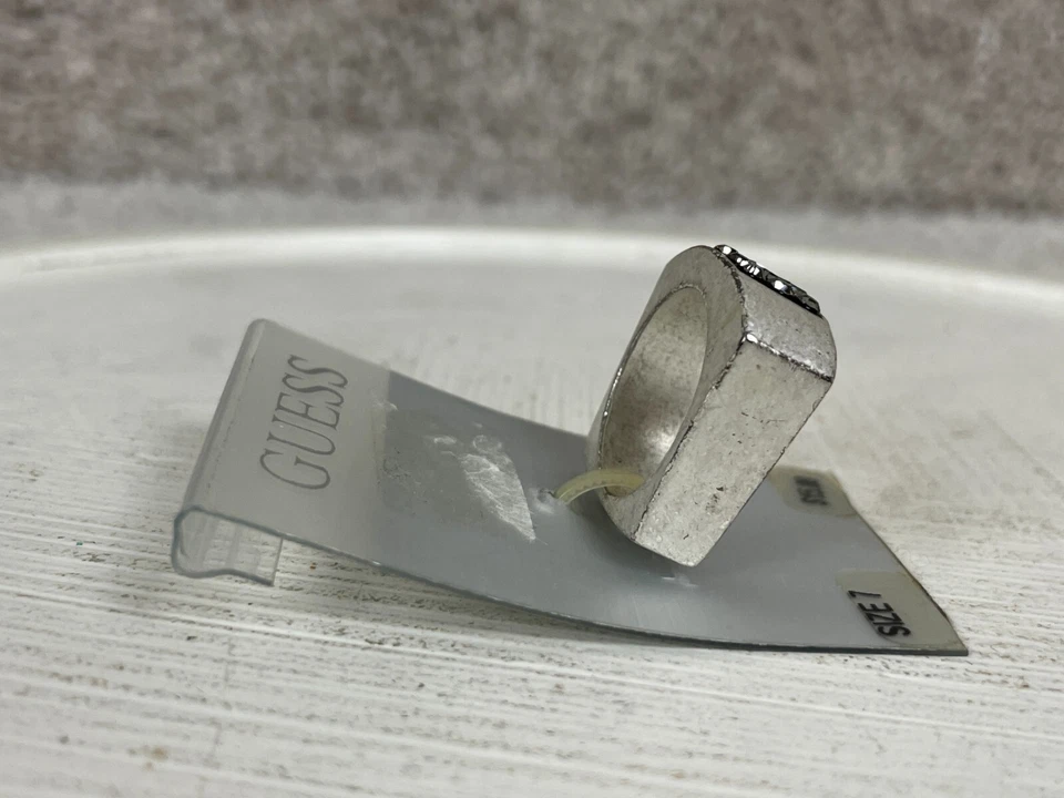 Guess Metal & Stone 戒指女式 7 码长方形圆形切割银色宝石 — 第 2/4 张图片