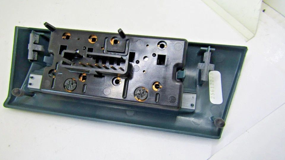 INTERRUPTOR TAPA MALETERO E PUERTA COMBUSTIBLE 25612223 GM 95 98 OLDSMOBILE AURORA Foto 3 de 4