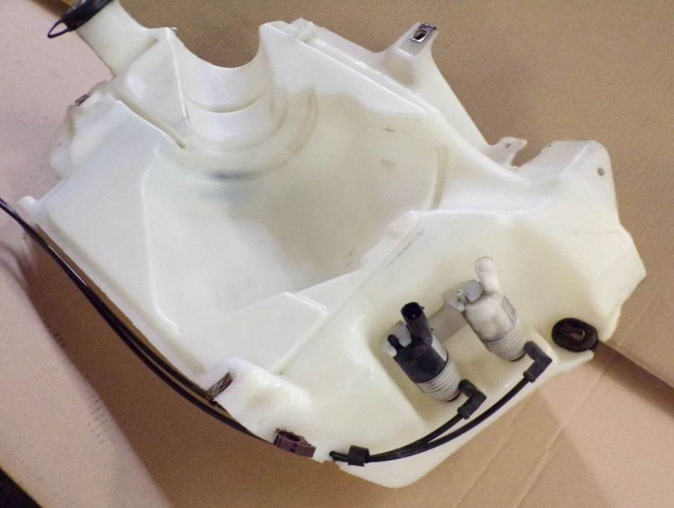 2007 chevy trailblazer washer bottle reservoir 2002-2009 gmc envoy - Image 2 of 4