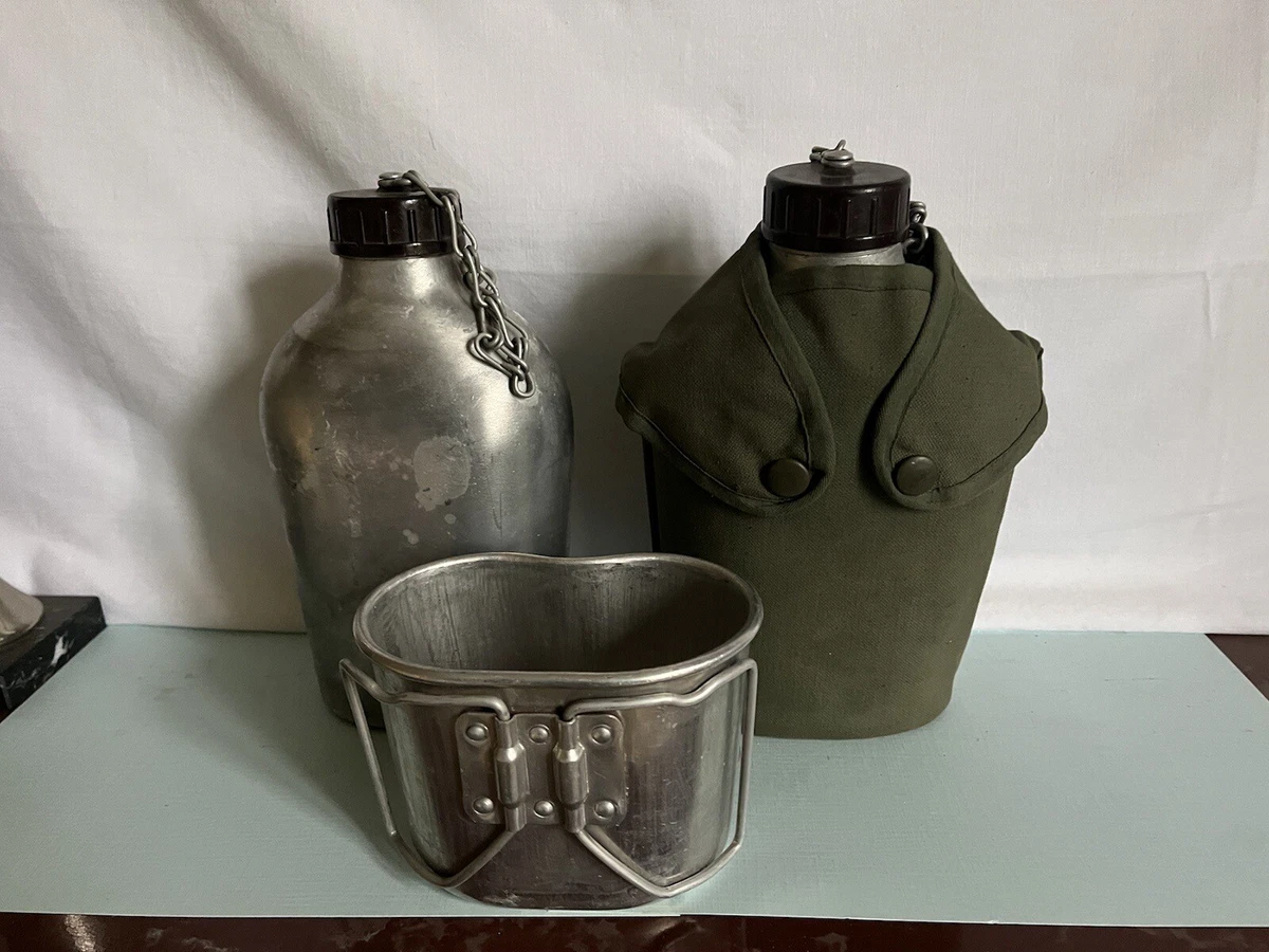 Ancienne gourde militaire en aluminium avec étui complète