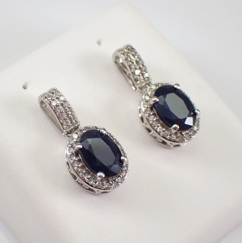 Pendientes colgantes/gotas con halo de zafiro natural de corte ovalado de 3,20 quilates enchapados en oro blanco de 14 quilates Foto 2 de 4
