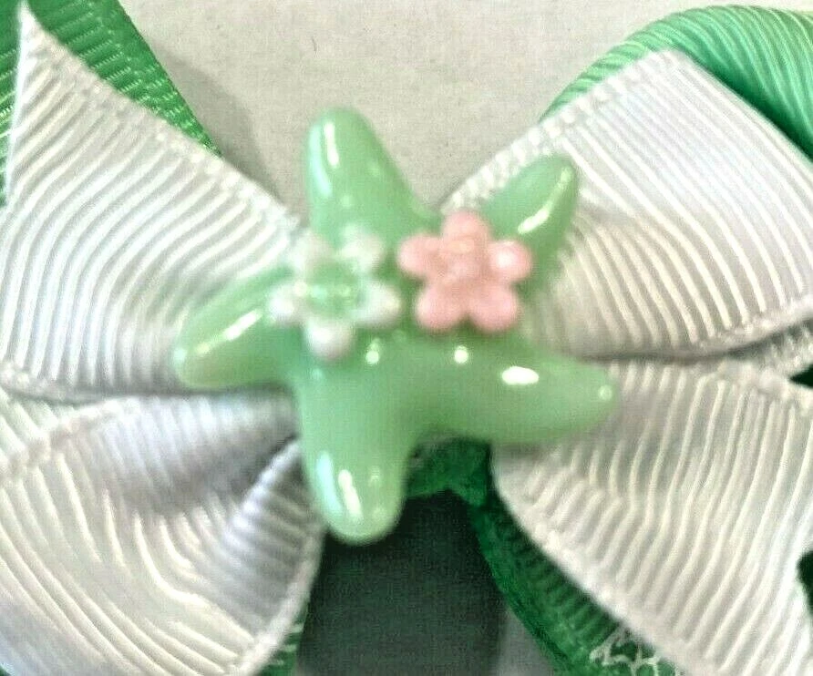 Hermoso conjunto de lazos de pelo de cola de cerdo inspirados en estrellas de mar verdes para niñas. Foto 2 de 3