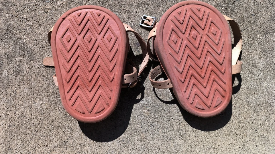 CLC Custom Leathercraft 318 Professional Heavy-Duty Molded Rubber Kneepads - Image 3 of 4