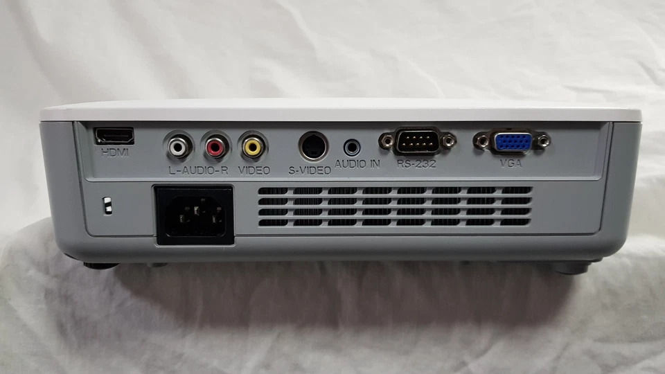 Vivitek d535 HDMI VGA DLP Projector in Case with some Cables ONLY 408 Lamp Hours - Image 2 of 4
