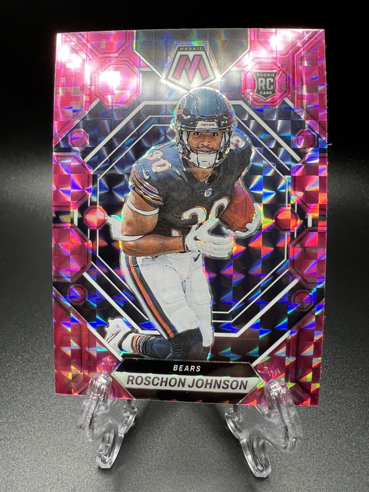 2023 Panini Mosaic - Rookies Roschon Johnson #359 Camo Pink Prizm (RC) Bears