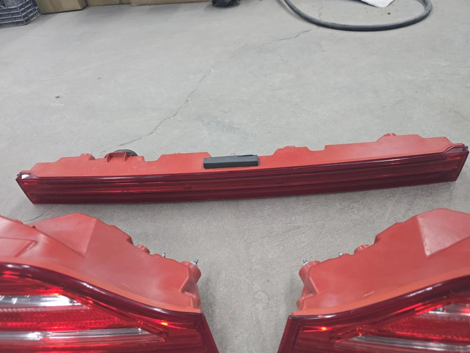 Lincoln MKC 2019 luces traseras izquierda, derecha, centro Foto 3 de 4